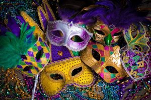 Carnaval met de rondlopende carnaval goochelaar