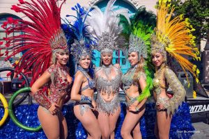Carnaval met de rondlopende Carnaval goochelaar